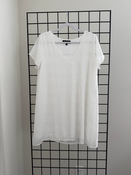 Lulus Dresses & Skirts - Lulu's White V-Neck Short Sleeve Shift Dress